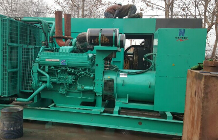 维西发电机组如何判断水冷式机油散热器内部是否需要清洗？